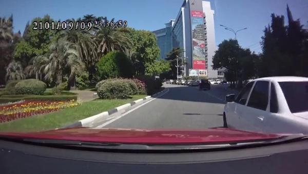 Маленькие дети высыпались из багажника внедорожника в Сочи: видео